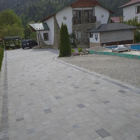 янчар номер студiо з басейном