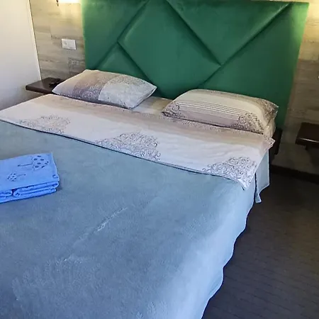 янчар номер студiо з басейном Apartment Mykulychyn