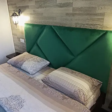 янчар номер студiо з басейном Mykulychyn