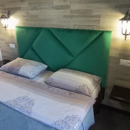 янчар номер студiо з басейном * Mykulychyn